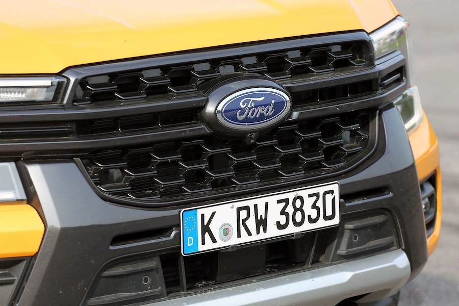 Logo thương hiệu Ford là một cầu nối cảm xúc quan trọng (ảnh: Vezess).